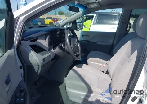 2015 Toyota Sienna L 7 Passenger z USA, uszkodzony, nr VIN 5TDZK3DC1FS613628